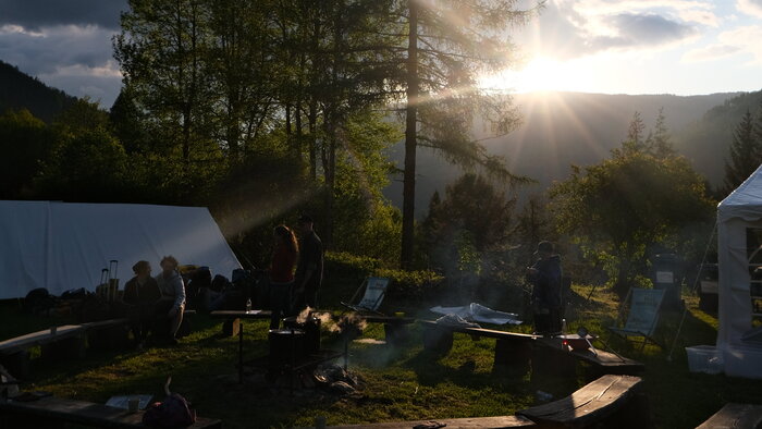 Sonnenuntergang über Zeltlager auf Burg Finstergrün Sonnenuntergang über Zeltlager auf Burg Finstergrün