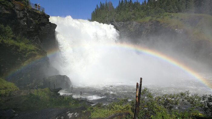 Regenbogen vor Wasserfall - Foto: Ahrer